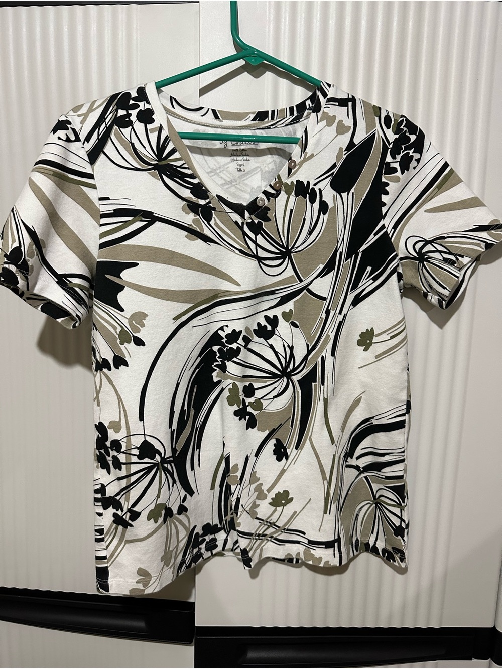 Chico's Short Sleeve V-Neck Top in White, Black and Olive L/12US